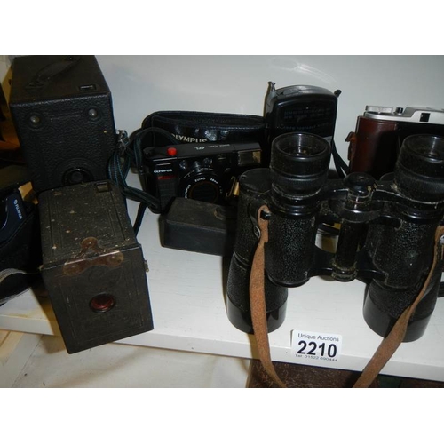 2210 - A pair of binoculars and a quantity of old camera's.