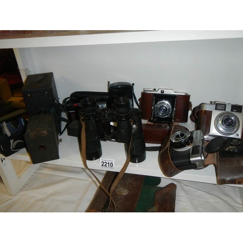 2210 - A pair of binoculars and a quantity of old camera's.