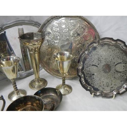 2226 - A mixed lot of silver plate items.