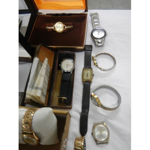 2238 - A mixed lot of ladies and gents wrist watches.