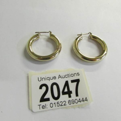 2047 - A pair of hoop earrings in 9ct gold, 5 grams.