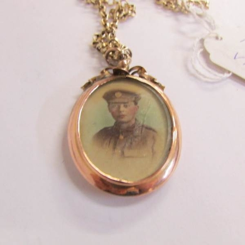 2051 - An early 20th century first world war period sweetheart locket of an young man in officer's uniform,... 