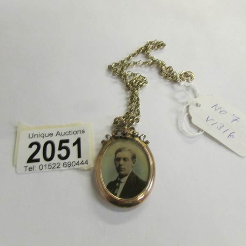 2051 - An early 20th century first world war period sweetheart locket of an young man in officer's uniform,... 