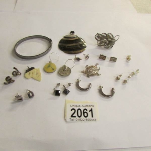 2061 - 7 pairs of vintage ear studs, 3 further pairs, 2 silver brooches, 2 silver pendants, 14 in total.