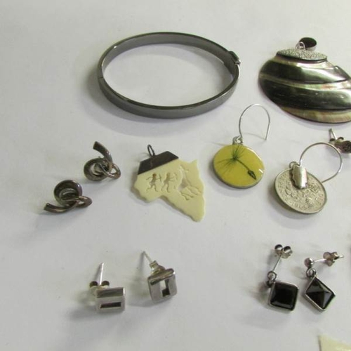 2061 - 7 pairs of vintage ear studs, 3 further pairs, 2 silver brooches, 2 silver pendants, 14 in total.