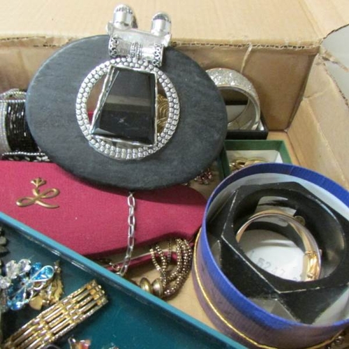 2069 - A good lot of costume jewellery together with 2 Stratton compacts, approximately 50 items.