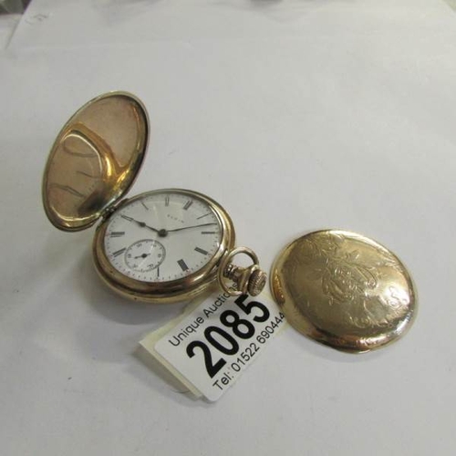 2085 - An Elgin pocket watch in gold plate, hinge needs repair.