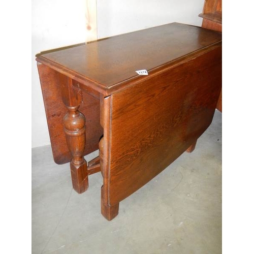 2274 - An oak cross stretcher drop leaf table.