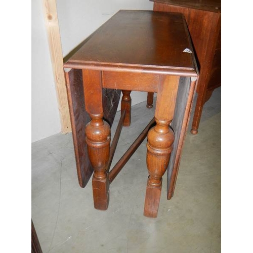 2274 - An oak cross stretcher drop leaf table.