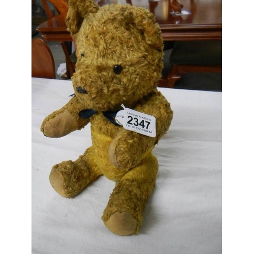 2347 - A vintage hump back teddy bear.