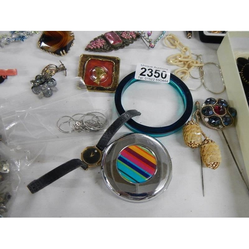 2350 - A mixed lot of vintage and contemporary costume jewellery including 14 brooches, 2 hat pins and othe... 