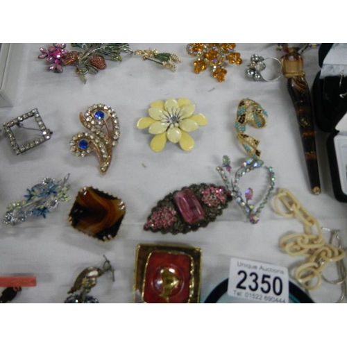 2350 - A mixed lot of vintage and contemporary costume jewellery including 14 brooches, 2 hat pins and othe... 