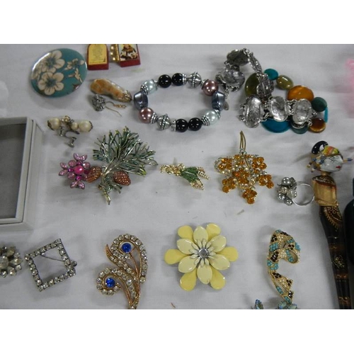 2350 - A mixed lot of vintage and contemporary costume jewellery including 14 brooches, 2 hat pins and othe... 