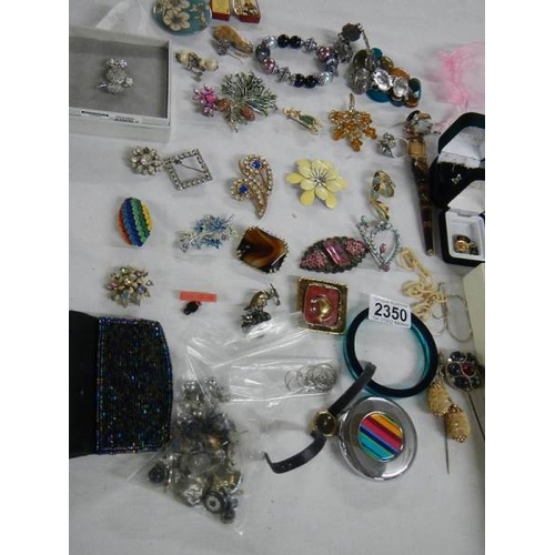 2350 - A mixed lot of vintage and contemporary costume jewellery including 14 brooches, 2 hat pins and othe... 