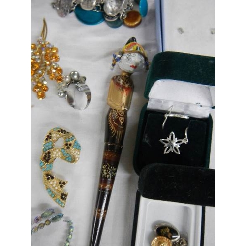 2350 - A mixed lot of vintage and contemporary costume jewellery including 14 brooches, 2 hat pins and othe... 