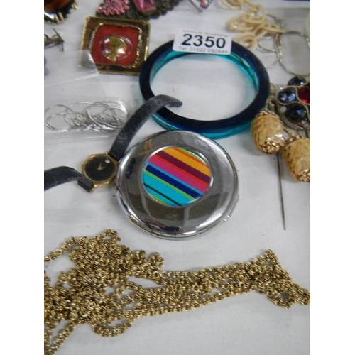 2350 - A mixed lot of vintage and contemporary costume jewellery including 14 brooches, 2 hat pins and othe... 