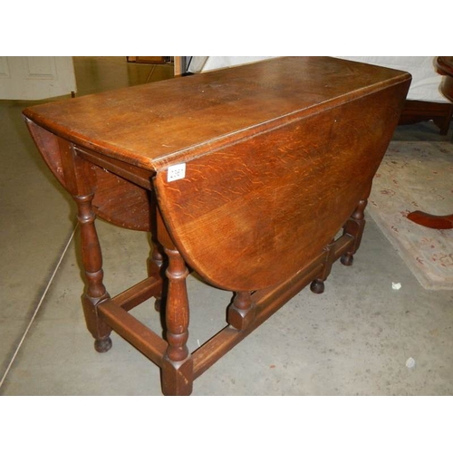 2361 - An oak gate leg table.