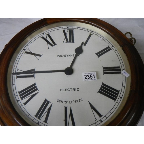 2351 - A double sided battery operated clock, marked Gent's, Leicester.