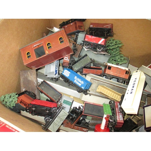 2621 - Box containing quantity of 00 scale Hornby Railways rolling stock, accessories and track