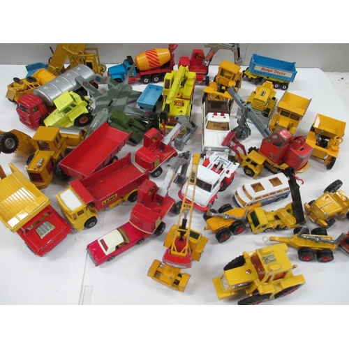 2626 - Box containing various die cast vehicles including Lesney Matchbox