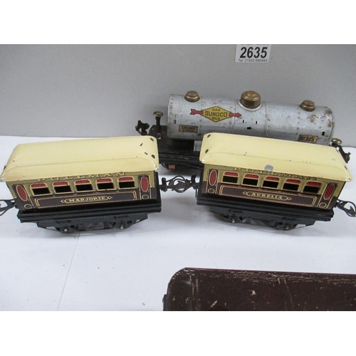 2635 - Box containing six tin plate railway carriages