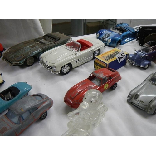 2689 - A large quantity of tinplate and diecast cars including Matchbox etc.,