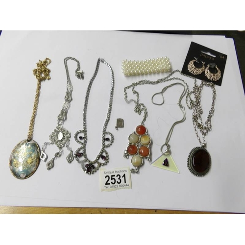 2531 - A mixed lot of pendants, necklaces etc.,