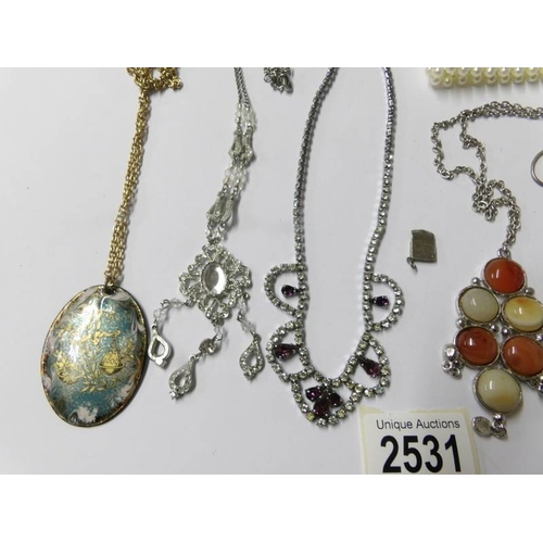 2531 - A mixed lot of pendants, necklaces etc.,