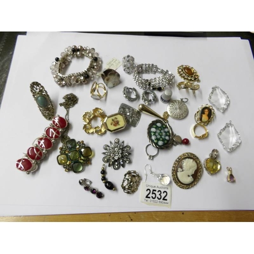 2532 - A mixed lot of costume jewellery.