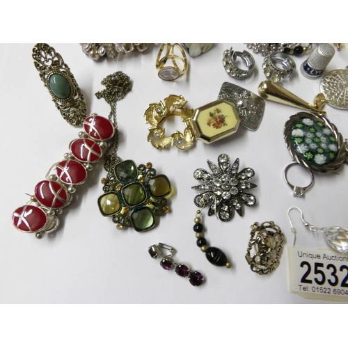 2532 - A mixed lot of costume jewellery.