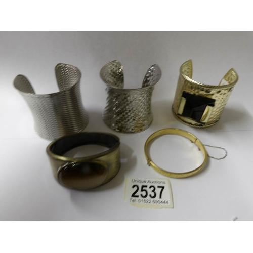 2537 - 3 metal cuffs and 2 bangles.