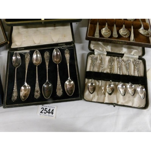 2544 - A mixed lot of cased cutlery including fish servers, carving set, spoons, knives etc.,