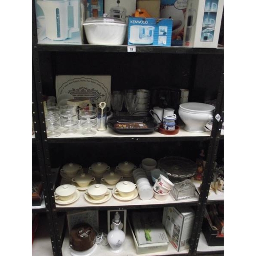 19 - 4 shelves of kitchen ware.