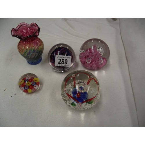 289 - 4 glass paperweights including Wedgwood & Caithness & a small coloured glass vase