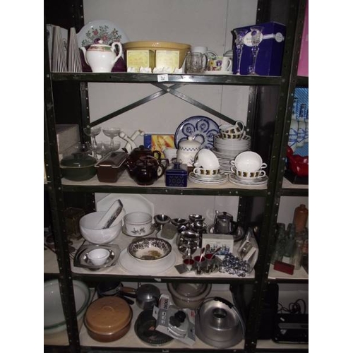 32 - 4 shelves of kitchen ware.