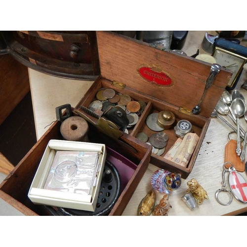 673 - A mixed lot of mantel clocks.