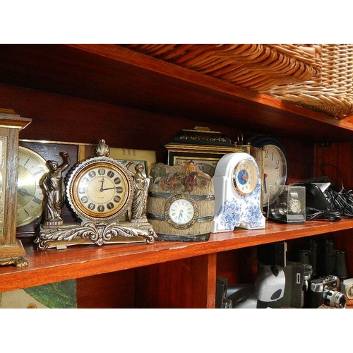 695 - A large quantity of mantel clocks.