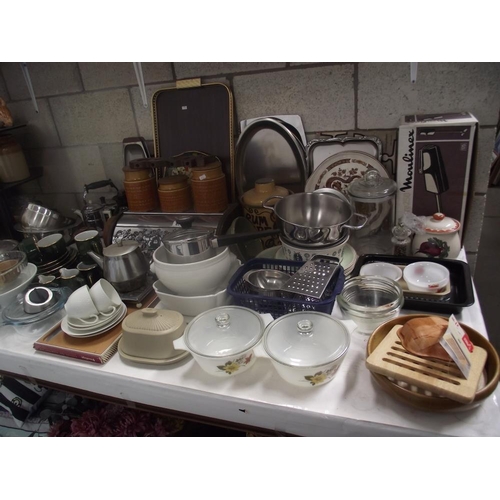 69 - A large quantity of kitchenalia