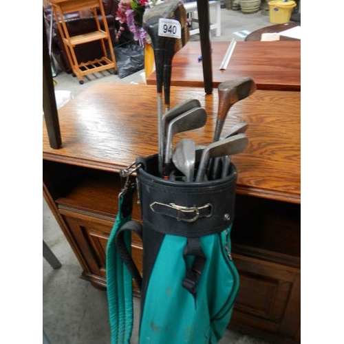 940 - A set of golf clubs