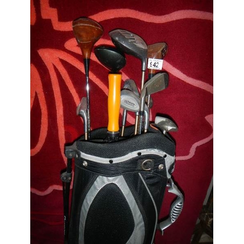 942 - A good set of golf clubs.