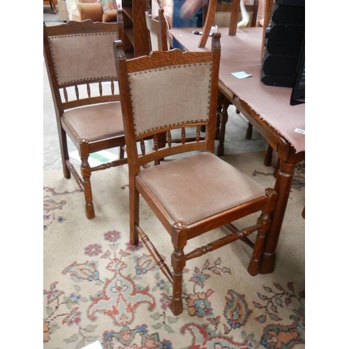 996 - A good quality oak table and 6 chairs.