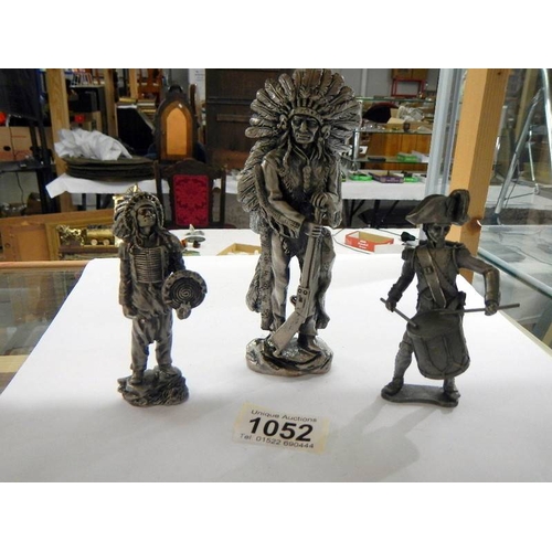 1052 - Two metal figures of American Indians and a soldier.