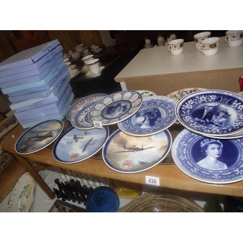 439 - A quantity of Wedgwood Daily Mail commemorative plates including VE Day