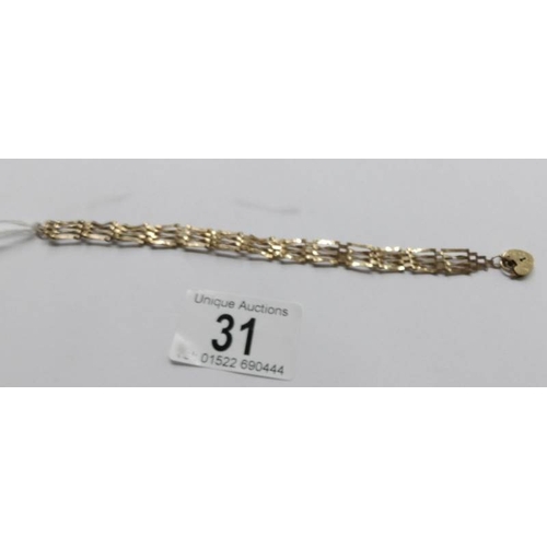 31 - A 9ct gold gate bracelet with padlock. 4.4 grams.