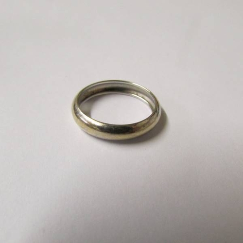 39 - A 9ct white gold wedding band, size L half.