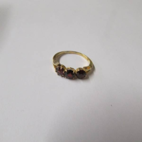 46 - A vintage 3 stone garnet ring set in 18ct gold, size M.