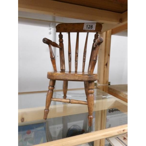 128 - A small Windsor chair (possibly traveller's sample).