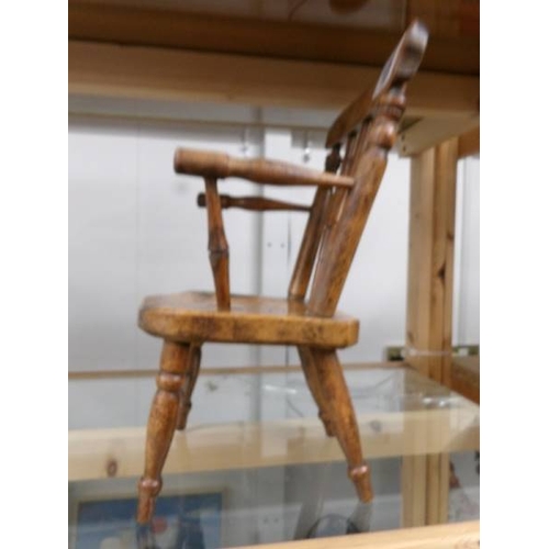 128 - A small Windsor chair (possibly traveller's sample).