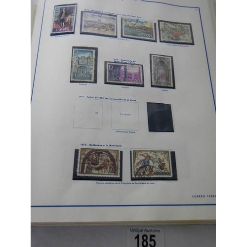 185 - A good collection of Spanish stamps in 5 albums plus reference books.