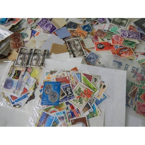 194 - A large quantity of loose stamps.